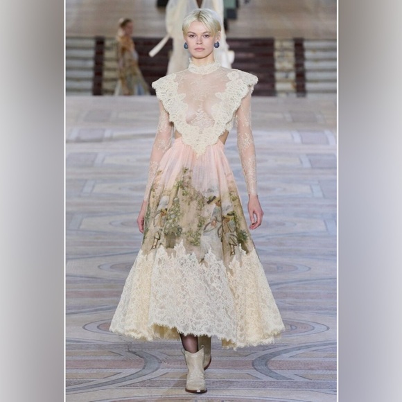 🌸AVAILABLE FOR HIRE🌸 Runway Luminosity Lyrical Corded Lace Gown - Picture 3 of 16